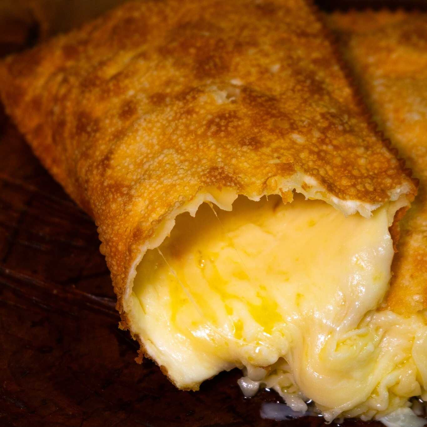 Pastel de 4 Queijos, preparado com massa crocante e recheio cremoso com uma combinação irresistível de quatro queijos. Uma opção bem recheada, saborosa e perfeita para os amantes de queijo.