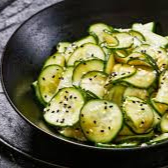 pepino adocicado com gergelim torrado.