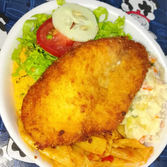 Arroz, feijão, farofa, fritas ,salada