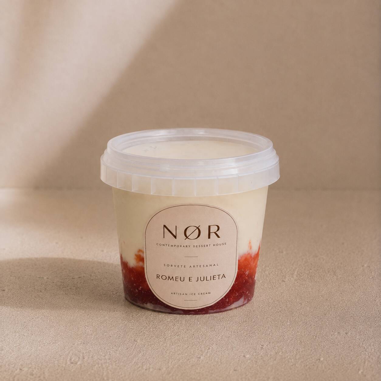 Romeu e Julieta
Sorvete de sabor singular, preparado com creme de queijo, combinado com goiabada. A base cremosa e levemente salgada do queijo encontra a doçura e a textura característica da goiabada.