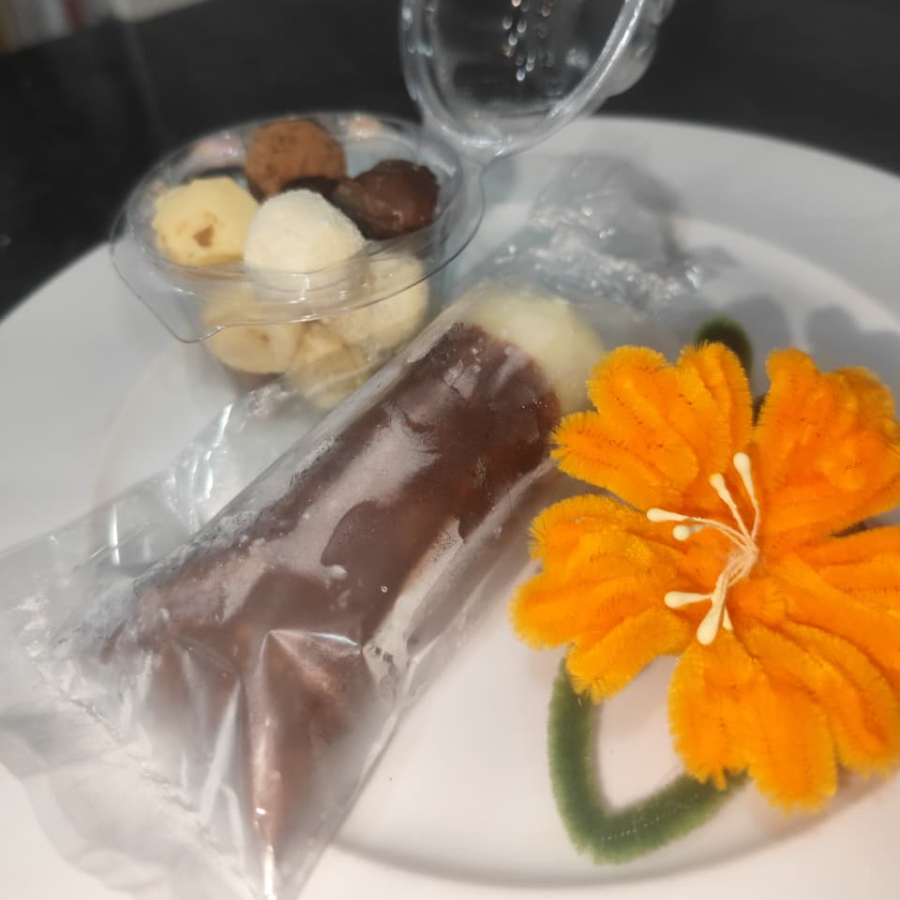 Nesta promoção cada um sai com 16% de desconto! Gelado com aproximadamente 120g cada um, de uma experiência deliciosa. Também acompanha uma belíssima embalagens com 12 mini trufas: 3 chocolate branco, 3 ninho, 3 chocolate preto, 3 cacau em pó, bem recheados com uma excelente porção. Para completar, um chaveiro com uma flor feita a mão, para presentear e marcar a vida de alguém especial com esse lindo Combo Presente.