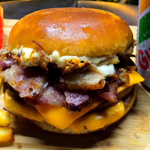 Hamburguer composto por 2 Bifes de Hamburguers (Comum), 2 queijos, Bacon e Molho especial