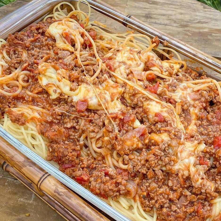 Sabor em dobro para quem ama um clássico! Para quem não abre mão de uma refeição farta e suculenta. Nossa receita tradicional de bolonhesa com carne bem temperadinha e molho encorpado, servida em uma porção generosa. Coberto com mussarela que derrete na boca a cada garfada.