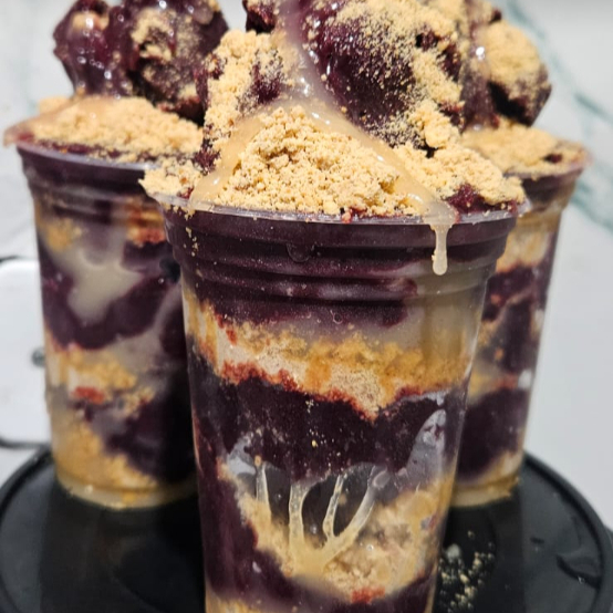 3x copo de 300 ml com leite condensado, paçoca e açaí cremoso