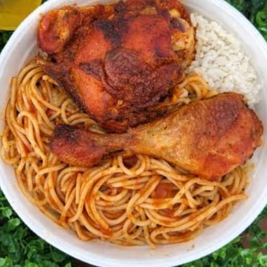 Acompanha, arroz, feijão, macarrão, farofa da casa, salada com molho da casa e refogado do dia