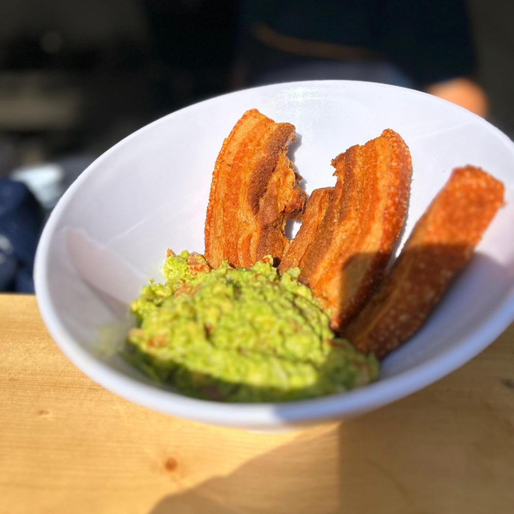 Guacamole con Chicharrones de Pork Belly
