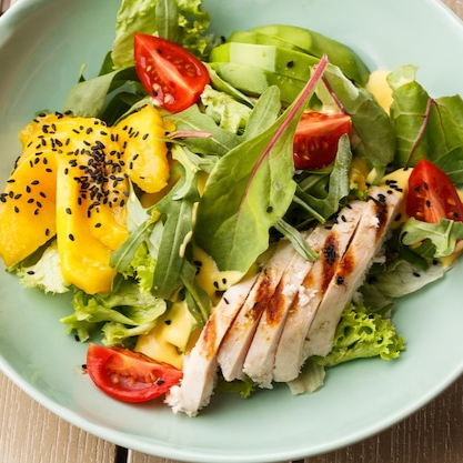 Um delicioso saladão com: Alface, rúcula, manga, milho, tomate cereja, Iscas de frango grelhadas e molho italiano sache. (esse prato é frio).