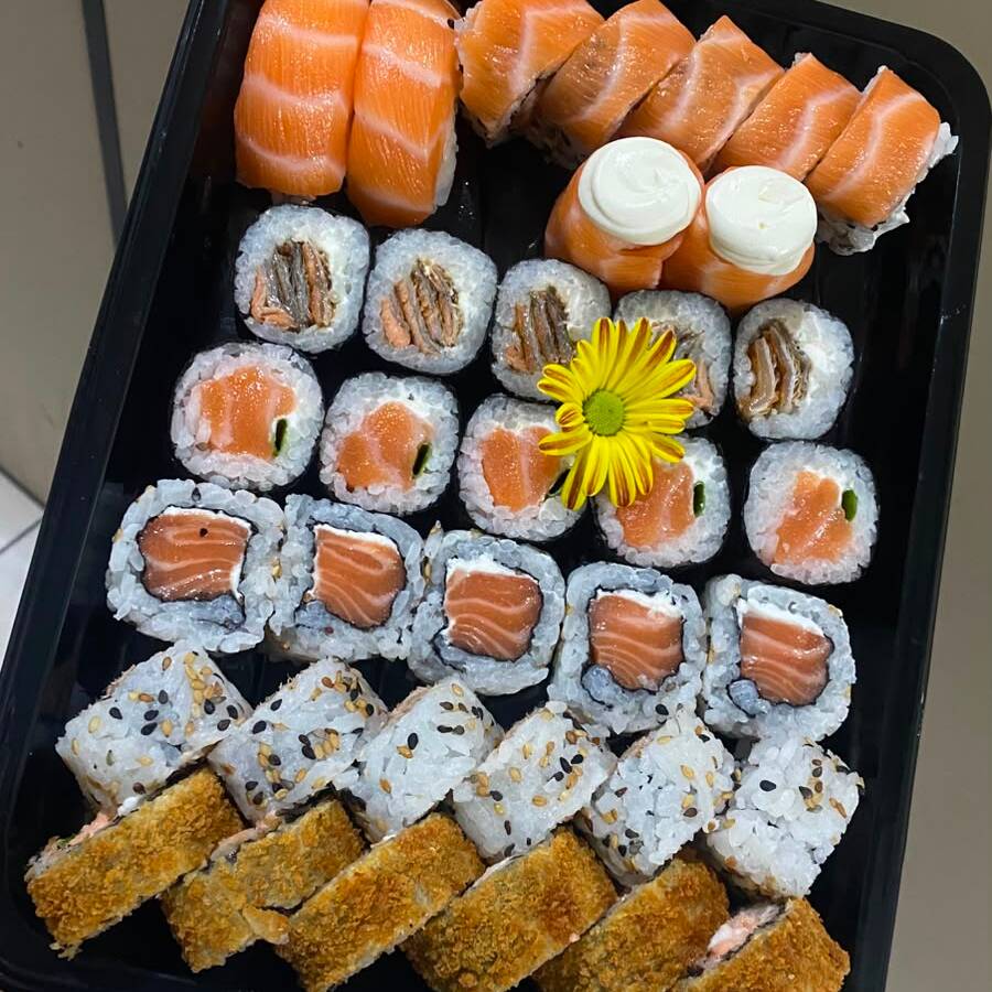 Peças frescas todos os dias! As peças desse combo são: 2 niguiri salmão 2 gunkam cream cheese 5 hossomaki filadélfia 5 hossomaki skin com cream cheese 5 uramaki salmão especial 5 uramaki salmão 6 uramaki salmão grelhado 10 hot filadélfia // Acompanha: 3 sachês de shoyu, 3 sachês de tarê e 2 pares de hashis (palitinhos)