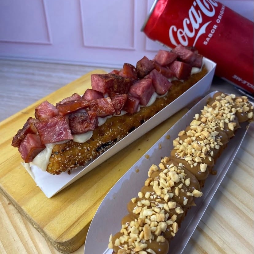 massa fresca, artesanal, feita todos os dias, bem fritinho e crocante , acompanha um churros doce gourmet, envolvido em açúcar e canela, com recheio e granulado a sua preferencia, e um churros salgado envolvido em parmesão e orégano, com recheio a sua preferencia. Acompanha refrigerante
