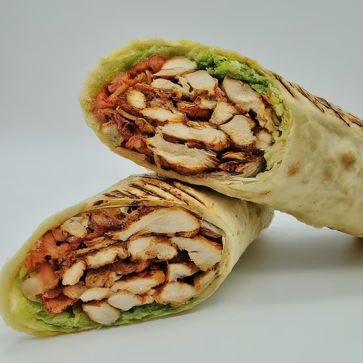 Pão sírio, frango em tiras ao molho teriaky, maionese de alho, alface americana, tomate e cebola roxa