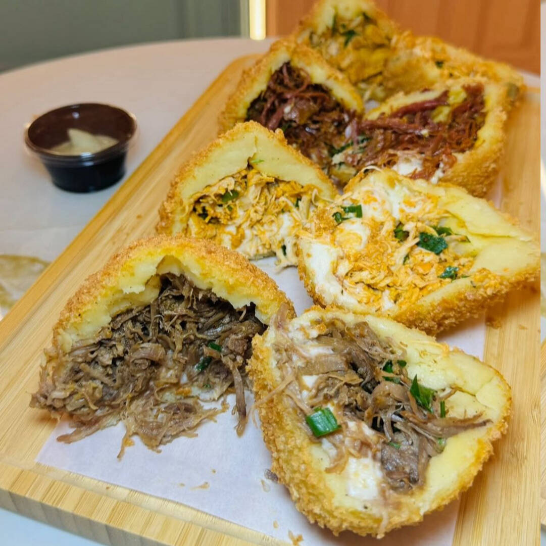 Coxinha Gourmet – (sabores) Frango, Costela e Carne Seca com Cream Cheese Deliciosa coxinha empanada na farofa panko crocante, com recheios suculentos de frango temperado, costela desfiada e carne seca artesanal, todos cremosos com cream cheese derretendo por dentro. Sabor marcante, textura crocante e aquele toque gourmet que faz toda diferença! 😍🔥