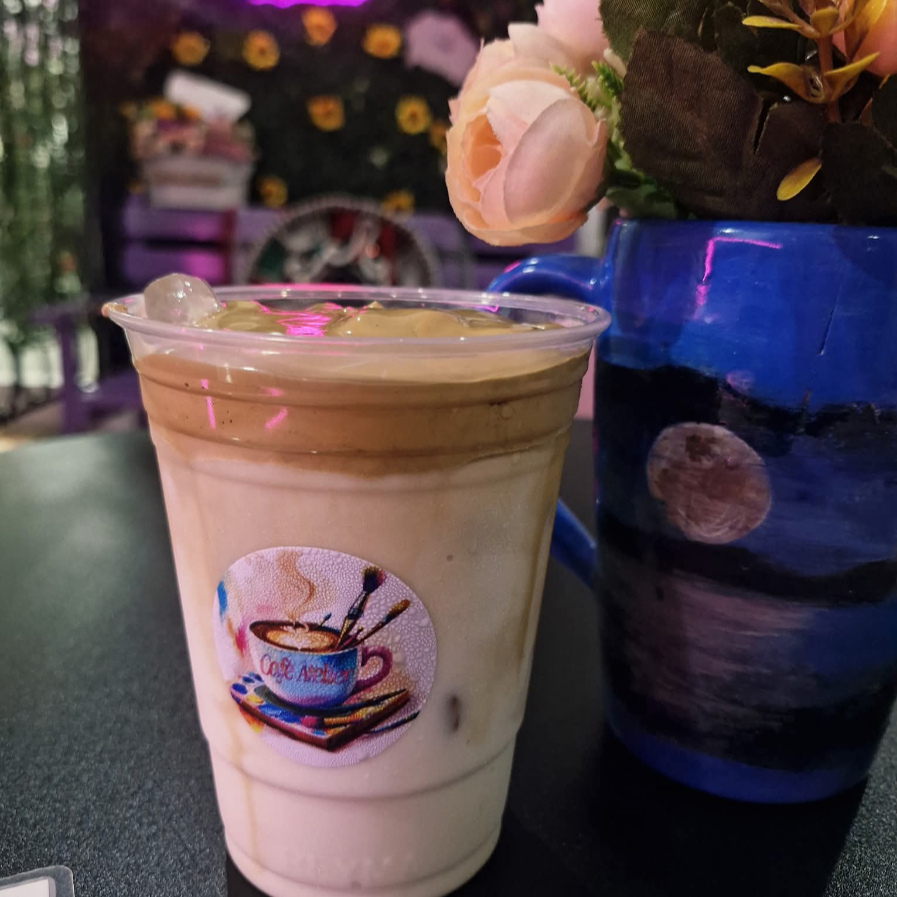 Cafe frio Dalgona o cafe Espumoso