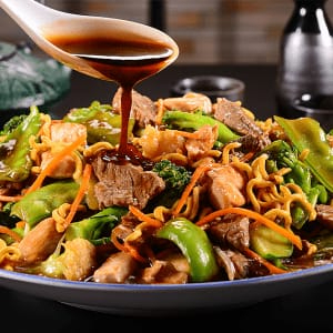 Yakisoba misto preparado com frango e carne suculentos, macarrão oriental e legumes salteados no molho especial. Uma marmita saborosa, bem servida e cheia de sabor.