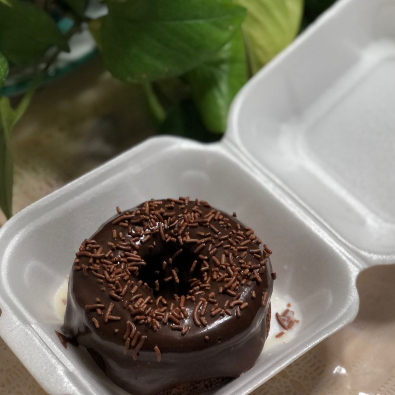 Mini Bolo Vulcão de Brigadeiro
Deliciosa massa de chocolate, macia e saborosa, recheada e coberta com uma generosa calda de brigadeiro gourmet 50% cacau, de sabor suave e textura cremosa. Uma combinação equilibrada que proporciona uma experiência irresistível, perfeita para os amantes de chocolate.