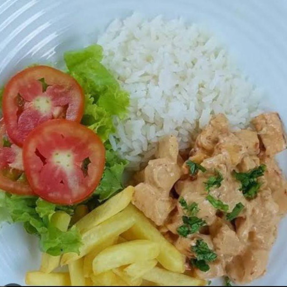 Marmita de estrogonofe de Frango 500 gramas tudo separadinho as porções, preparado com molho cremoso de tomate, creme de leite , temperado com ervas frescas. Acompanha arroz soltinho de 300 gramas e batata crocante tudo bem quentinha euma leve salada saudável . Sabor caseiro e porção generosa, perfeito para todas as hora"! #entrega grátis"!