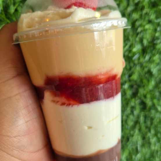 CHOCOLATE 50%, MOUSSE DE NINHO, GELEIA DE MORANGO E BRIGADEIRO BRANCO