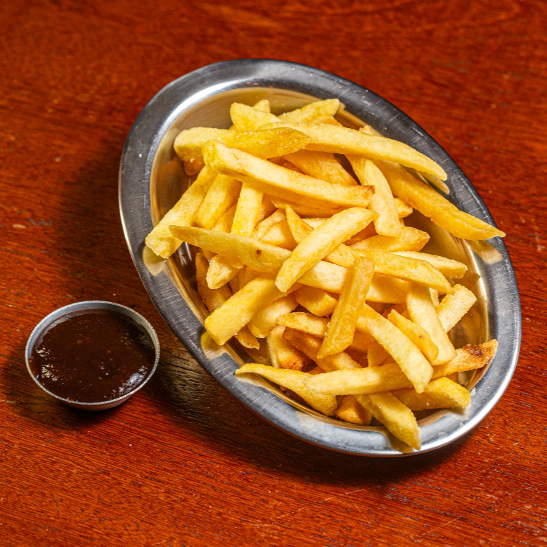 Porção de batatas fritas douradas e extra crocantes por fora, macias por dentro, no ponto ideal pra acompanhar qualquer pedido ou matar a vontade de algo salgado.
Perfeita para dividir ou completar seu burger.