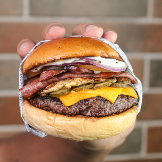 Pão brioche selado na manteiga, com suculento blend bovino de 180g, calabresa, presunto, ovo, queijo cheddar derretido, tomate, alface, picles e molho da casa.