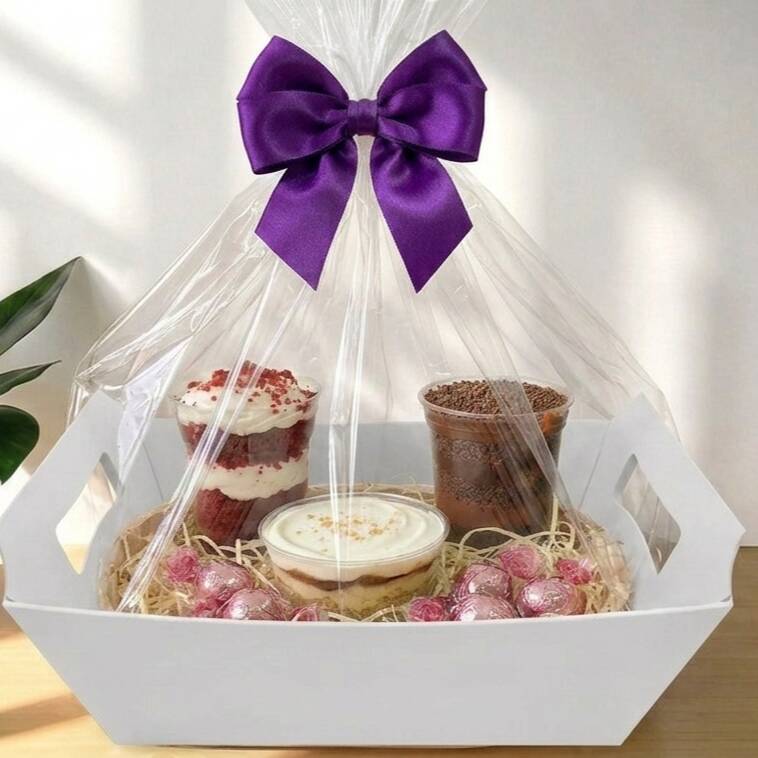 Linda cesta para presentear a pessoa especial ou se presentear, com os itens: 01 Bolo de Pote de Chocolate 150ml; 01 Bolo de Pote Red Velvet 150ml; 01 Banoffe 190ml; 02 Trufas de Chocolate Preto; 02 Trufas de Chocolate com Recheio de Chocolate Branco. (aprox. 700g)