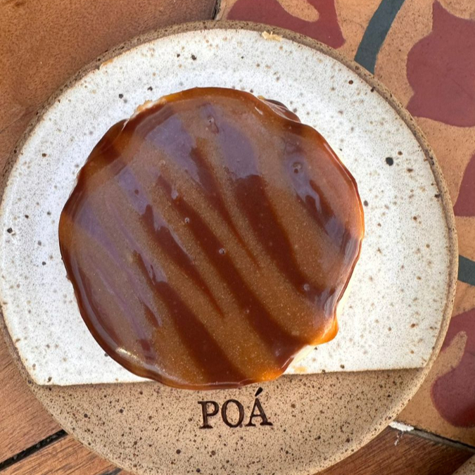 Base tradicional da casa e cobertura de caramelo com flor de sal e chocolate belga