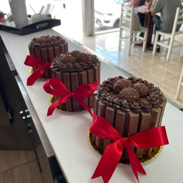 Bolo de 500g de brigadeiro belga, envolto em kitkat, decorado com laço de cetim