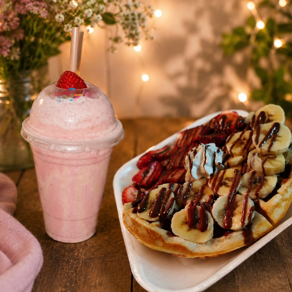 frappe de fresa con waffle