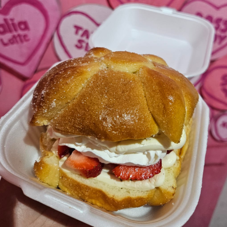 Pan de Muerto Relleno de Fresas con Crema