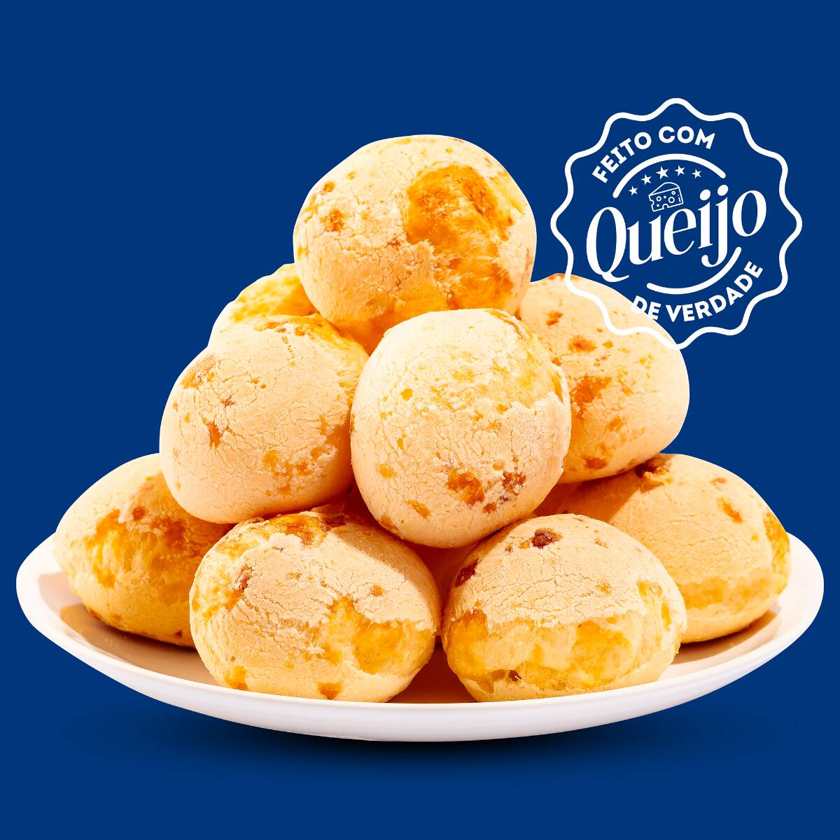 Nosso pão de queijo é feito com QUEIJO DE VERDADE, seguindo a tradição da receita caseira. Sem aromatizantes e sem essência, apenas sabor autêntico e a sensação de abraço de vó a cada mordida. Não contém glúten
