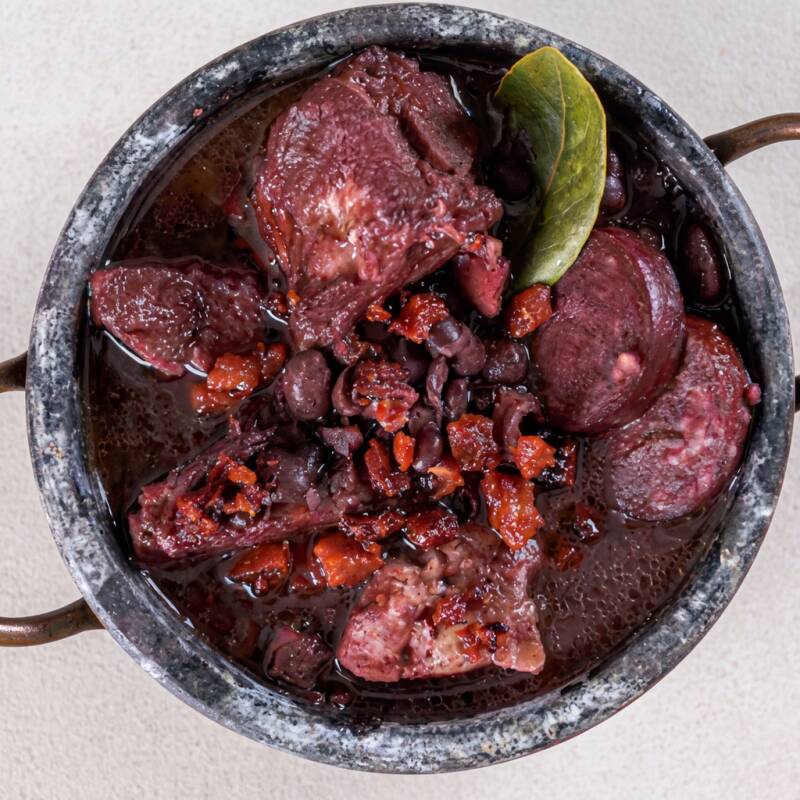 Acompanha; Feijão Preto I Carne Seca | Calabresa | Costela Suína | Arroz Branco | Couve | Torresmo I Enviamos Tudo Separado.