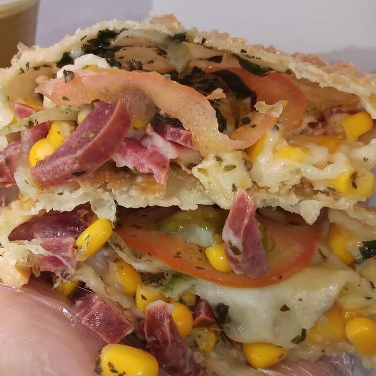 Requeijão Cremoso, Calabresa, Milho, Mussarela, Cebola, Tomate, Orégano e um toque de Manjericão.