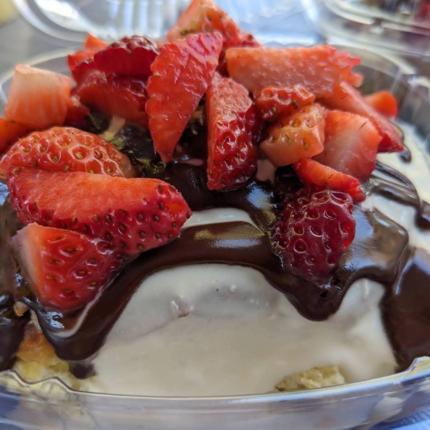 Rol Fresas con Crema