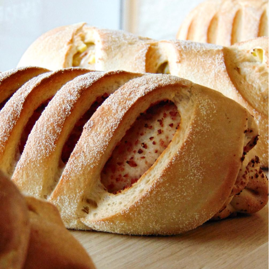 Pão macio recheado com calabresa. Um clássico que não tem erro! Vai bem no café, no lanche ou até sozinho — porque ele já é completo.