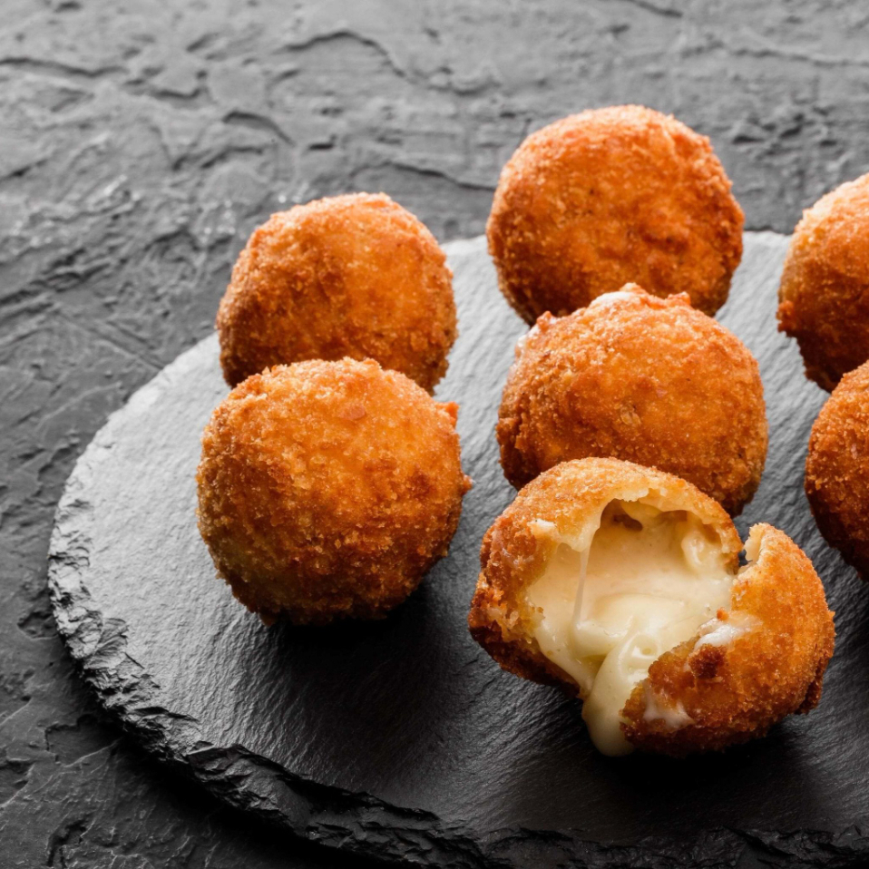 Dez bolinhos recheados com uma deliciosa combinação de três queijos, crocantes por fora e cremosos por dentro.