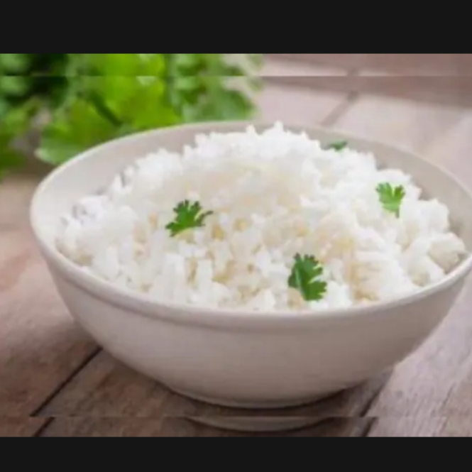 Arroz branco soltinho, perfeito para acompanhar qualquer prato do nosso cardápio.