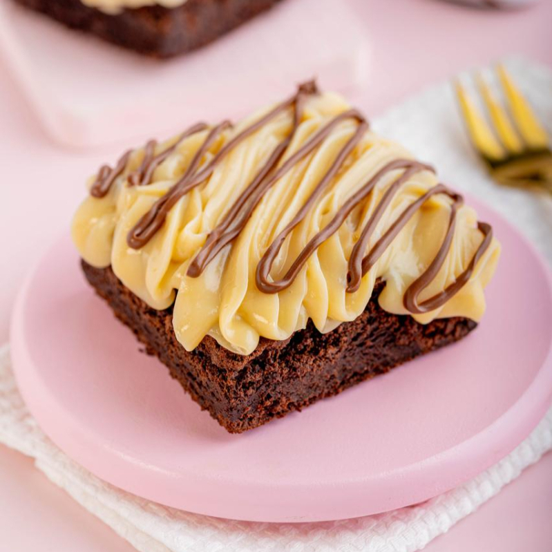 deliciosa fatia brownie meio amarga, recheada de brigadeiro kinder e nutella