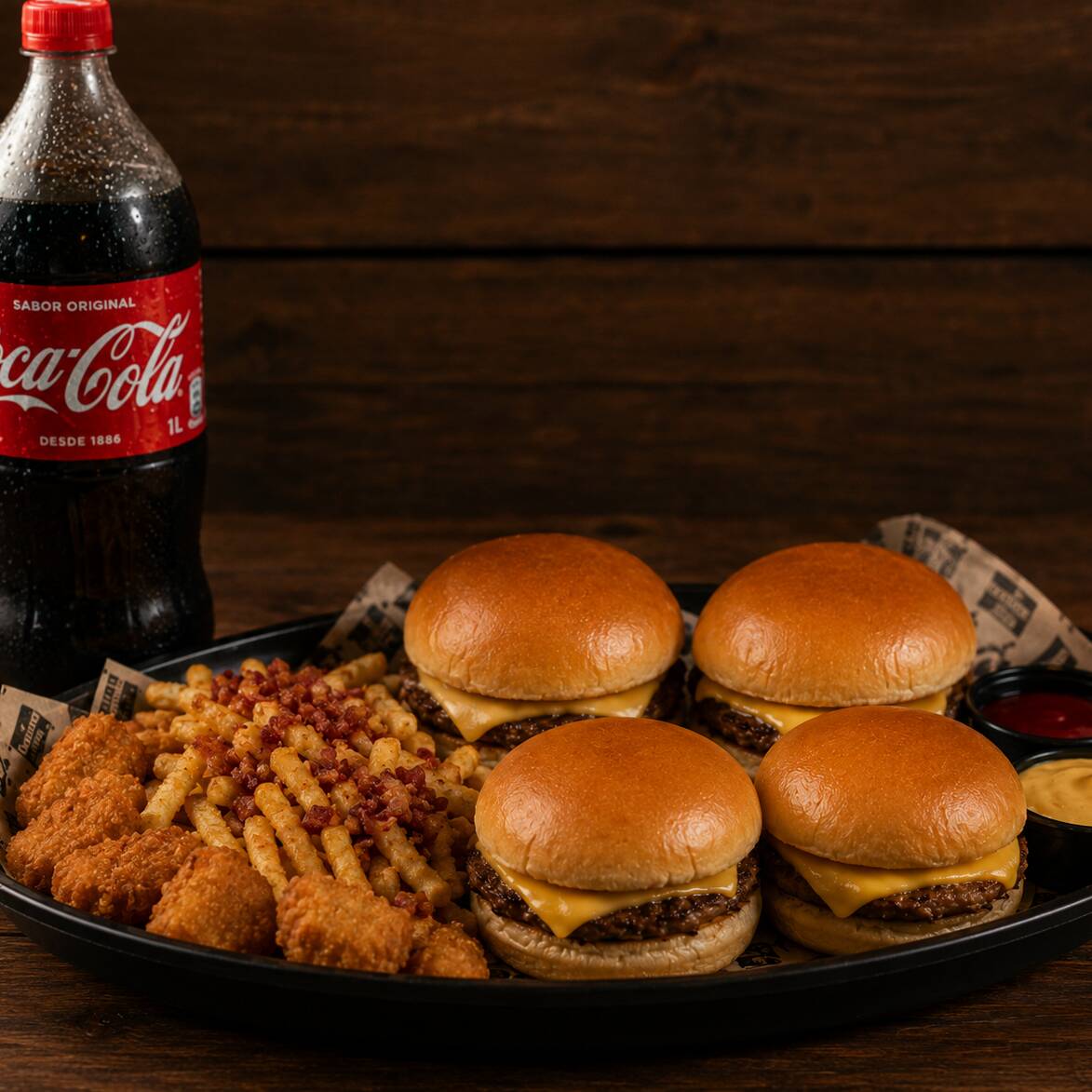 Combo Família ideal para compartilhar é composto por: 4 Burgers Smash Bacon: Montados no Pão Brioche Amanteigado, todos com nossa famosa maionese artesanal e molho especial.
+ Batata Gourmet Gigante: Cobertura reforçada de Cheddar e muito Bacon.
+ Nuggets Family : Porção extra de nuggets dourados e crocantes.
+ Coca-Cola 2L
Acompanha potinhos extras de Maionese Verde e Molho Especial da S.O.S.