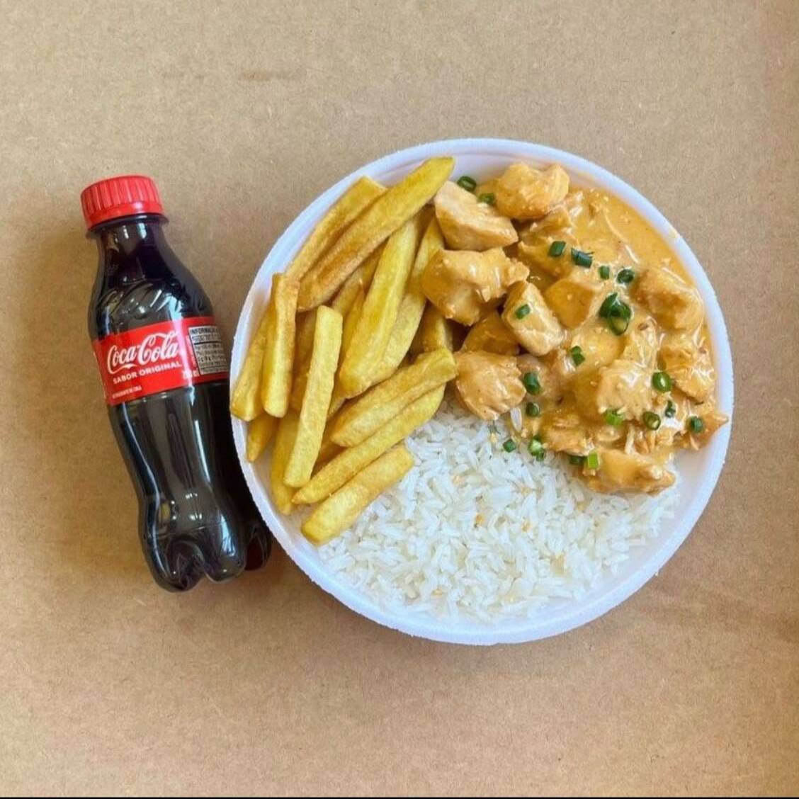 #Strogonoff de frango feito com cubos de peito de frango macios, envolvidos em um molho cremoso preparado com creme de leite, molho de tomate e temperos na medida certa. Acompanha arroz branco soltinho e batata palha crocante. Uma refeição clássica, saborosa e com aquele gostinho de comida caseira. Serve uma pessoa.
tamanho 500g
Aqui você encontra comida caseira de verdade, com aquele sabor de comida de mãe! 😋
Peça sua marmita, marmitex, prato feito (PF) ou refeição completa com entrega rápida. Temos strogonoff, feijoada, carreteiro, parmegiana, carne de panela, frango, lasanha e muito mais.
🍽️ Almoço • Jantar • Comida brasileira • Refeição pronta • Delivery de comida • Marmitas caprichadas • Tempero caseiro • Sabor de casa • Pratos executivos • Comida de verdade • Porções generosas • Entrega rápida.