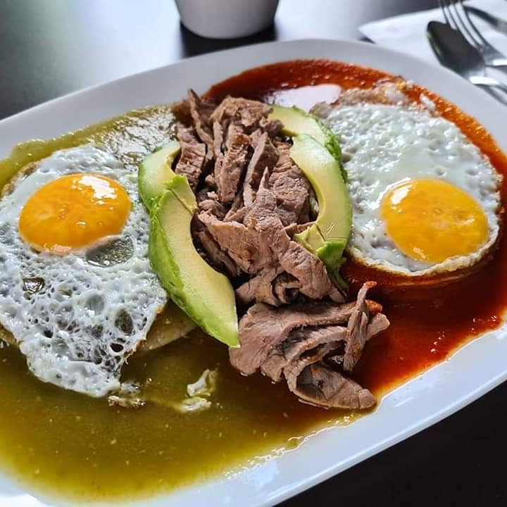 HUEVOS DIVORCIADOS CON ASADA