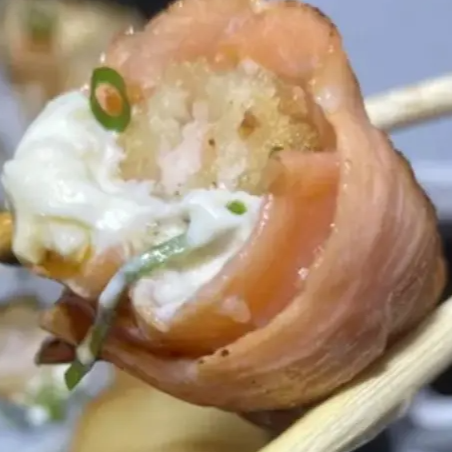 Lâmina de salmão maçaricado, com cream cheese e camarão empanado.