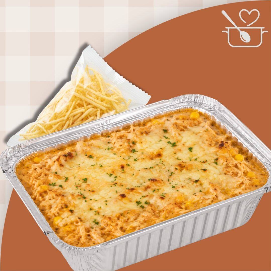 Feito com filé de peito de frango desfiado, temperos naturais e creme de milho com requeijão, coberto com queijo derretido. Acompanha batata palha. Aprox. 350g.