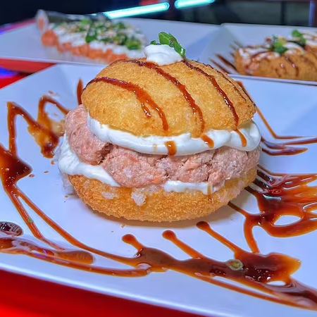 Composto por salmão grelhado no ponto perfeito, o shimeji, o cream cheese, cremoso e suave, enquanto a cebolinha fresca agrega um leve toque picante. Uma verdadeira explosão de sabores que promete encantar o seu paladar.