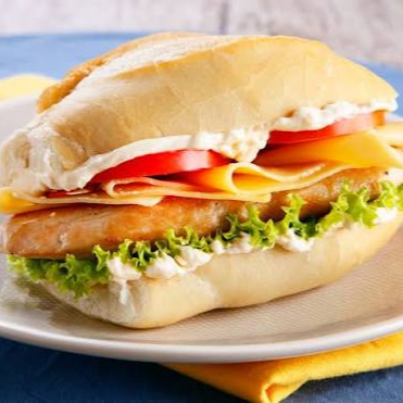 Maionese, tomate, alface, milho, ovo, queijo e filé de frango