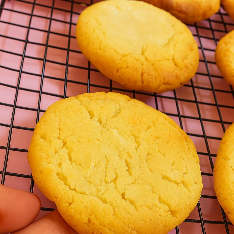 Incrível massa feita com base de coco ralado, crocante por fora, macia e úmida por dentro. Se você é fã de coco, você precisa experimentar esse sabor!