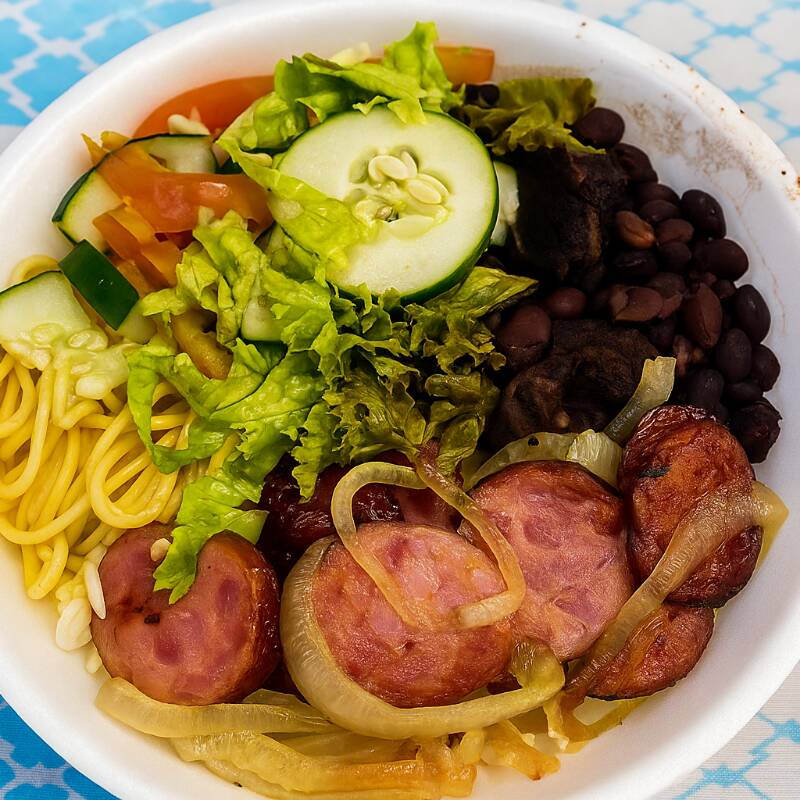 Feijão, arroz, macarrão, farofa e salada verde.