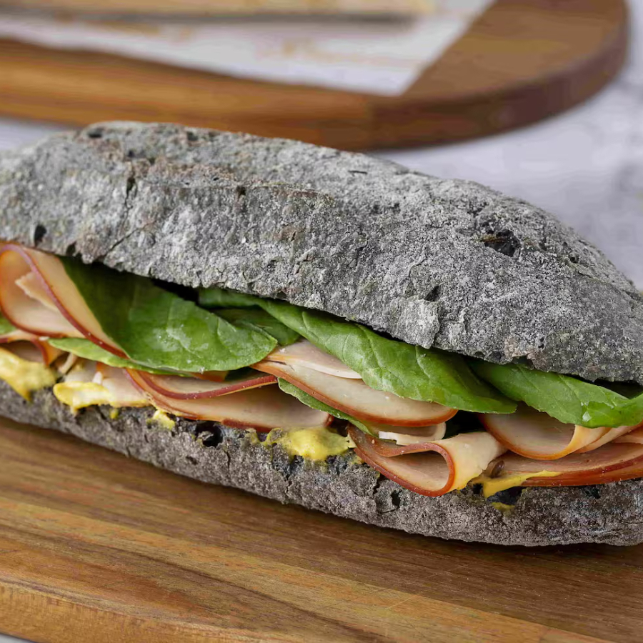 Baguete de Carvão Ativado com Peito de Peru Defumado, Mostarda de Dijon e Rúcula