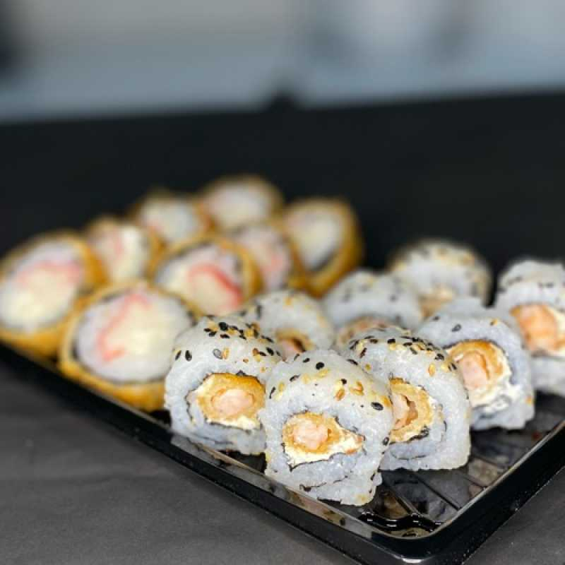 12 cariocas de kani + 10 uramaki de camarão empanado