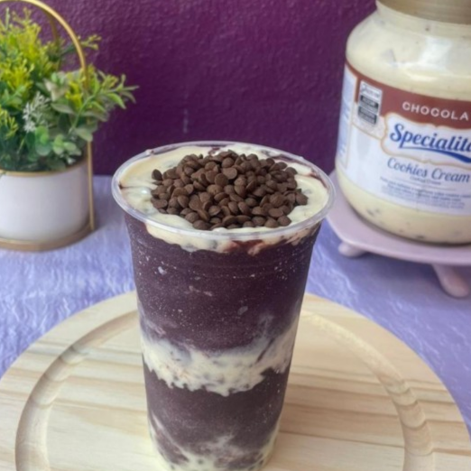 Deliciosas camadas de creme de cookies cream envolvendo biscoitos irresistíveis. Desfrute de uma experiência celestial de sabores em cada mordida!