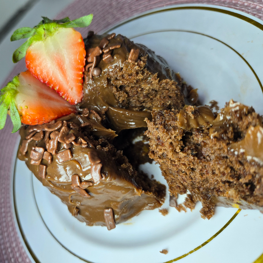 Bolo de chocolate bem fofinho com brigadeiro 50% cacau