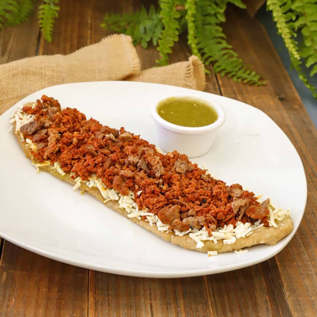 Huarache de Bistec y Pastor