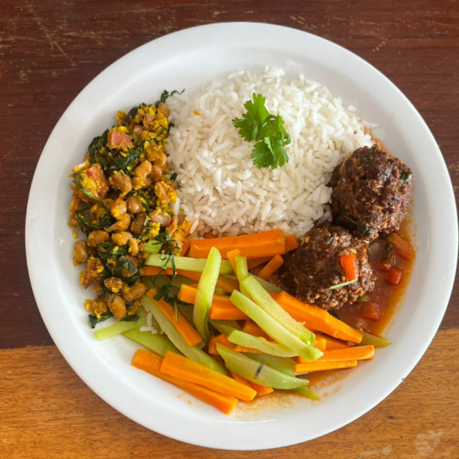 ARROZ - FEIJÃO TROPEIRO - SELETA DE LEGUMES E ALMÔNDEGAS